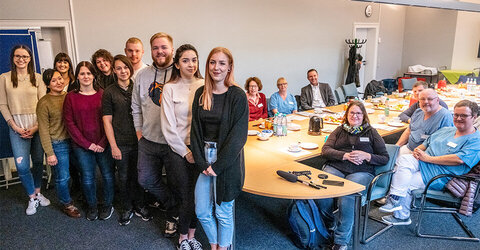 Stehen im Vordergrund: Die neuen Kolleginnen und Kollegen frisch aus der Ausbildung werden von Pflegedirektor Sascha Rehberg (dritte sitzende Person von links) und anderen Teammitgliedern aus dem KRH Klinikum Nordstadt begrüßt.