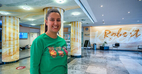 Amira Trabelsi Im Foyer des KRH Klinikum Robert Koch Gehrden.