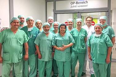 Besuchergruppe aus Südamerika mit Siloah-Urologen-Team und Chefarzt Prof. Wiesner (weißer Kittel). 