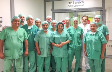 Besuchergruppe aus Südamerika mit Siloah-Urologen-Team und Chefarzt Prof. Wiesner (weißer Kittel). 