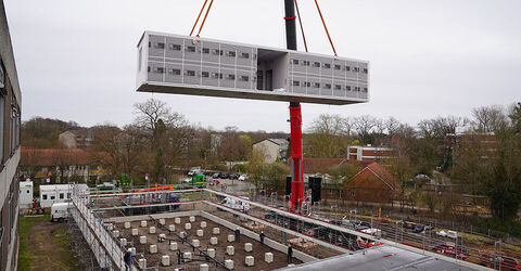 Die Module werden an ihren Platz gehoben.