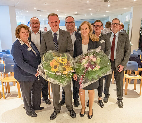 Offiziell im KRH willkommen geheißen: Prof. Dr. Katharina Hein (3. v. r.), Chefärztin der Klinik für Neurologie und Prof. Dr. Jan Rudolf Ortlepp (3. v. l.), Chefarzt der Klinik für Innere Medizin, beide am KRH Klinikum Agnes Karll Laatzen. Begrüßt wurden sie von (v. l.) Annelie Kadler, Pflegedirektorin im KRH Klinikum Ost, Dr. Matthias Bracht, KRH Geschäftsführer Medizin, Michael Born, KRH Geschäftsführer Personal, Dr. Antje Hoffmann, Ärztliche Direktorin im KRH Klinikum Ost und Ronald Gudath, Kaufmännischer und Geschäftsführender Direktor im KRH Klinikum Ost.