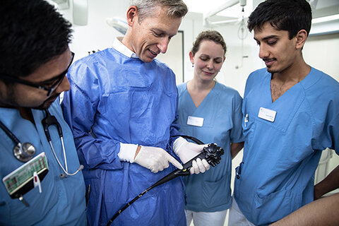 Angehende Ärzte lernen vom Chefarzt: Prof. Dr. med. Jochen Wedemeyer erklärt Medizinstudenten im praktischen Jahr die Endoskopietechnik.