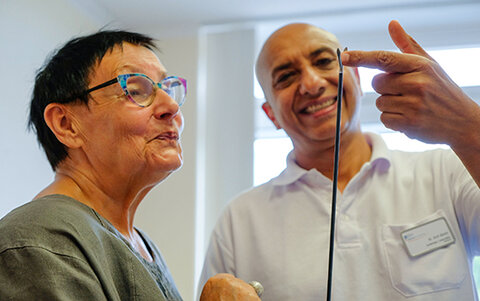 Dr. Aref Alemi, Chefarzt der Klinik für Frauenheilkunde und Geburtshilfe im KRH Klinikum Großburgwedel, demonstriert seiner Patientin Barbara Buhrmester das Instrumentarium, das bei einer minimal-invasiven Operation genutzt wird.