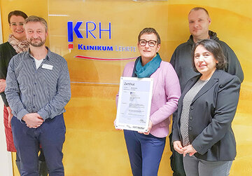 Stehen stellvertretend für den Zertifizierungserfolg des gesamten Teams des KRH Klinikums Lehrte: (v. l.) Wiebke Brackhahn, Leiterin des Qualitätsmanagements im KRH Klinikum Ost, Thomas Rieger Qualitätsmanagementbeauftragter KRH Klinikum Lehrte, Dr. Antje Hoffmann, Ärztliche Direktorin im KRH Klinikum Ost, Andre Hartmann Qualitätsmanagement-Multiplikator im KRH Klinikum Lehrte und Semsi Tüzün, Qualitätsmanagementbeauftragte im KRH Klinikum Großburgwedel.