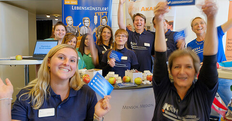 Es war gute Stimmung am KRH Stand auf der Langen Nacht der Berufe. Lehrerinnen und Lehrer für Gesundheits- und Krankenpflege, die Hebammen- und Physiotherapieausbildung und OTA-Schülerinnen standen für alle Fragen und Beratungen bereit.