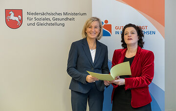 Die niedersächsische Sozial- und Gesundheitsministerin Carola Reimann übereicht den Anerkennungsbescheid an Barbara Schulte, KRH Geschäftsführerin Finanzen und Infrastruktur.