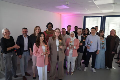 Die Operationstechnischen-Assistenz-, Pflege- und Physiotherapiekurse haben es geschafft! 