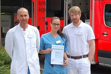 Kompetenz bestätigt: Oberarzt Dr. Michael Ziegler, Notaufnahme-Pflegeleiterin Stephanie Arndt und Oberarzt Cornelius Hoenecke (v.l.) mit dem Zertifikat für das Traumazentrum.