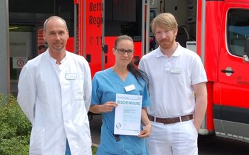 Kompetenz bestätigt: Oberarzt Dr. Michael Ziegler, Notaufnahme-Pflegeleiterin Stephanie Arndt und Oberarzt Cornelius Hoenecke (v.l.) mit dem Zertifikat für das Traumazentrum.