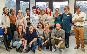 Glückliche Gesichter: Die frisch gebackenen Gesundheits- und Krankenpfleger freuen sich gemeinsam mit Kursleiterin Martina Vergin (2. v.r.) über den erfolgreichen Abschluss ihrer vierjährigen Teilzeitausbildung.