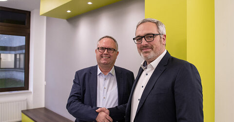 Freuen sich auf die Zusammenarbeit: Michael Born KRH Geschäftsführer Personal und Florian Fischbock, neuer Direktor der KRH Akademie.