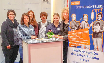 Beschäftigte der KRH Akademie stehen für Interessierte bereit: Inja Tofern-Kleen, Schulleitung der Gesundheits- und Krankenpflege, Cordula Petersmeier, Hebamme und Lehrerin, Katharina Peine, Auszubildende, Heike Klaproth Operationstechnische Assistentin (OTA) und Lehrerin, Gina Gönnewicht, Auszubildende, und Ulrike Herbst, Physiotherapeutin und Schulleiterin der Physiotherapie (v.l.).