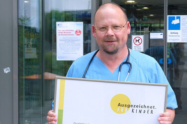 Geprüfte Qualität: Chefarzt Dr. Axel Teichmann mit dem Zertifikat „Ausgezeichnet. FÜR KIN-DER“