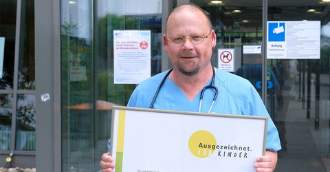 Geprüfte Qualität: Chefarzt Dr. Axel Teichmann mit dem Zertifikat „Ausgezeichnet. FÜR KIN-DER“