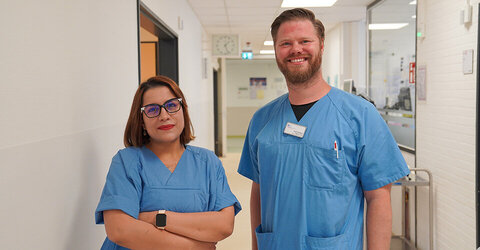 Pflegefachkraft Hamida Hlel Ayachi mit Stationsleiter Martin Waldera auf der IMC Station im KRH Klinikum Großburgwedel.