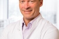 Dr. med. Jens Uffmann ist Chefarzt der Klinik für Orthopädie und Unfallchirurgie im KRH Klinikum Robert-Koch Gehrden.