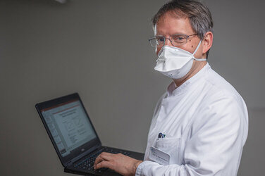 Prof. Dr. Jan Menne am Rechner