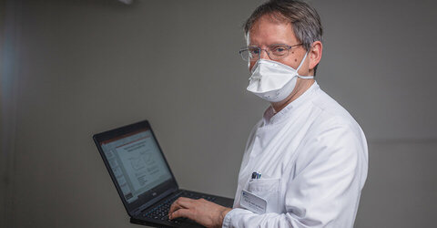 Prof. Dr. Jan Menne am Rechner