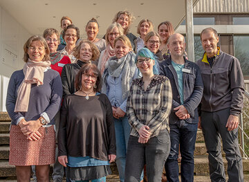 Haben gemeinsam viel gelernt: Die Teilnehmerinnen der Fachweiterbildung sowie Kursleiterin Babara Schmidt-Jurrat (zweite Reihe ganz links), Nachfolgerin Lucie Hüttermann (rechts daneben), Mathias Wolf, Leiter Weiterbildung an der KRH Akademie (zweiter von rechts), und Dr. med. Martin Stolz, MPH, Chefarzt der KRH Geriatrie Langenhagen sowie der geriatrischen Station im KRH Klinikum Nordstadt (ganz rechts).