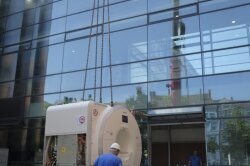 Ankunft im KRH Klinikum Nordstadt: Mittels Schwerlastkran gelangt das modernste MRT-Gerät der Region Hannover behutsam in das Krankenhaus.