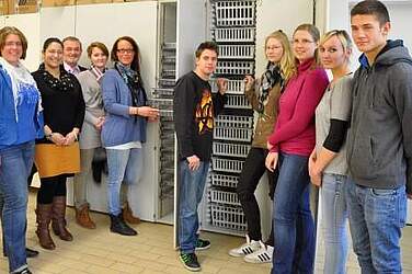 Klassenlehrerin Dr. Johanna Bobe (li.) und Ernesto Nebot Pomar (dr. v. li.) mit den angehenden Warenversorgungsassistenten