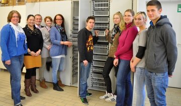 Klassenlehrerin Dr. Johanna Bobe (li.) und Ernesto Nebot Pomar (dr. v. li.) mit den angehenden Warenversorgungsassistenten