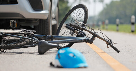 Fahrrad liegt nach dem Unfall auf dem Boden