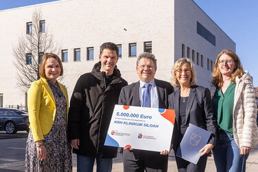 Weitere fünf Millionen Euro Fördermittel für eine der größten und modernsten Krankenhausapotheken Niedersachsens (von links): Dr. Georgia Borttscheller (KRH Geschäftsführerin Personal), Steffen Krach (Regionspräsident und KRH Aufsichtsratsvorsitzender), Dr. Andreas Philippi (Niedersächsischer Minister für Soziales, Arbeit, Gesundheit und Gleichstellung), Barbara Schulte (KRH Geschäftsführerin Finanzen und Infrastruktur), sowie Andrea Zentner (stv. Leiterin KRH Zentralapotheke).  