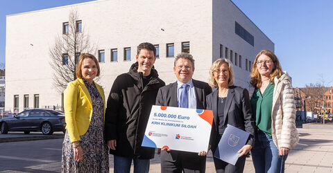 Weitere fünf Millionen Euro Fördermittel für eine der größten und modernsten Krankenhausapotheken Niedersachsens (von links): Dr. Georgia Borttscheller (KRH Geschäftsführerin Personal), Steffen Krach (Regionspräsident und KRH Aufsichtsratsvorsitzender), Dr. Andreas Philippi (Niedersächsischer Minister für Soziales, Arbeit, Gesundheit und Gleichstellung), Barbara Schulte (KRH Geschäftsführerin Finanzen und Infrastruktur), sowie Andrea Zentner (stv. Leiterin KRH Zentralapotheke).