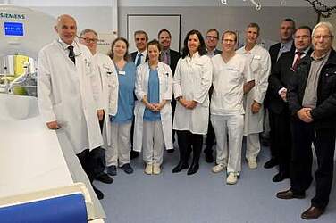 Dr. med. Herbert Rosenthal, Chefarzt der Radiologie (erster v.l.), Ronald Gudath, geschäftsführender Direktor (sechster v.r.), Dr. med. Christian Unzicker, ärztlicher Direktor (zweiter v.r.) sowie Mitarbeiter des KRH Klinikums Agnes Karll Laatzen, der KRH Medizintechnik und Vertreter der Firma Siemens feiern die Einweihung des neuen CT.