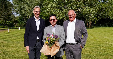 Dr. Matthias Bracht, KRH Geschäftsführer Medizin (rechts) und Prof. Dr. Jochen Wedemeyer, Ärztlicher Direktor des KRH Klinikum Neustadt am Rübenberge und Robert Koch Gehrden (links) verabschieden Dr. Karl Schulze in den Ruhestand.