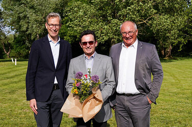 Dr. Matthias Bracht, KRH Geschäftsführer Medizin (rechts) und Prof. Dr. Jochen Wedemeyer, Ärztlicher Direktor des KRH Klinikum Neustadt am Rübenberge und Robert Koch Gehrden (links) verabschieden Dr. Karl Schulze in den Ruhestand.