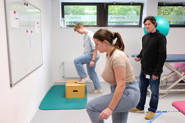 Beim Fitnesstest der Physiotherapie beim Tag der offenen Tür in der KRH Akademie: v. l. Piet Wennin, Pauline Senge und Physiotherapielehrer Rainer Widowsky.