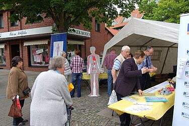 Der gut besuchte Stand des Interdisziplinären Gefäßzentrums auf dem Gehrdener Bauernmarkt