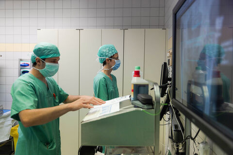 Das OP-Team befindet sich im OP 