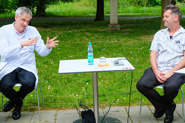 Prof. Dr. Fühner im Interview mit einem Patienten