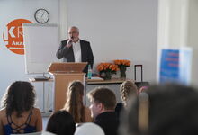 Florian Fischbock, Direktor der KRH Akademie, hält die Eröffnungsrede.