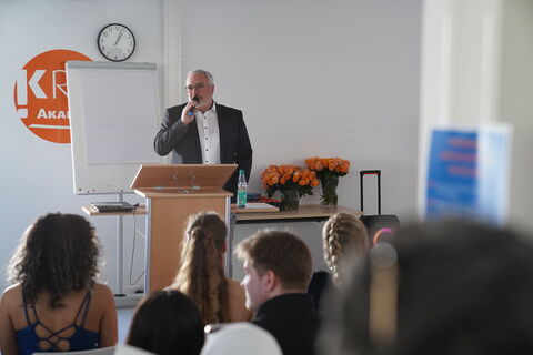 Florian Fischbock, Direktor der KRH Akademie, hält die Eröffnungsrede.