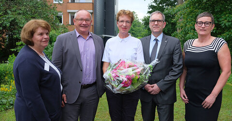Freut sich auf den Aufbau des Geriatrie-Zentrums im KRH Klinikum Lehrte: Ebba Ziegler (Mitte) mit Annelie Kadler, Pflegedirektorin KRH Klinikum Ost, Dr. Matthias Bracht, KRH Geschäftsführer Medizin, Ronald Gudath, Geschäftsführender Direktor KRH Klinikum Ost und Dr. Antje Hoffmann, Ärztliche Direktorin KRH Klinikum Ost (v.l.).