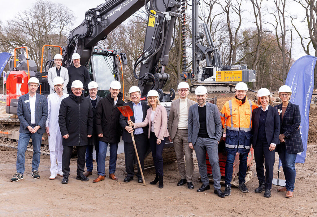 Strahlende Gesichter beim heutigen symbolischen Spatenstich in Gehrden (von links):   Markus Wolf (Geschäftsführender Direktor und Kaufmännischer Direktor), Prof. Dr. Jochen Wedemeyer (Ärztlicher Direktor), Dr. Matthias Bracht (KRH Geschäftsführer Medizin), Christopher Grimble (Geschäftsfeldleiter Architektur Sweco GmbH), Steffen Krach (Regionspräsident und Vorsitzender des KRH Aufsichtsrats), Dr. Andreas Philippi (Niedersächsischer Minister für Soziales, Arbeit, Gesundheit und Gleichstellung), Barbara Schulte (KRH Geschäftsführerin Finanzen und Infrastruktur), Tom Buge (stv. Bereichsleiter Krankenhausneubau und Projektleiter KRH), Heinz Osterhage (Projektsteuerung BOS Projektmanagement GmbH), Sten Schwermer (Architekt und Oberprojektleiter), Karin Moesta (Bereichsleiterin Krankenhausneubau KRH) und Sandra Pick (Pflegedienstleitung).  Obere Reihe (auf dem Bagger von links): Malte Losert (Bürgermeister Gehrden) und Holger Dorl (Leitung Stabsstelle Kaufmännische Direktion KRH Klinikum Robert Koch Gehrden).     Credit: KRH Klinikum Region Hannover