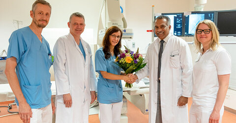 Glückwünsche vom interdisziplinären Team: Dr. Ansgar Veuskens, Angiologie, Dr. Thomas Wagner, Gefäßchirurgie, Prof. Dr. Ajay Chavan und Dr. Antje Dunkelmann (v.l.), beide Radiologie, gratulieren Iris Benz (Mitte) zur erfolgreichen Weiterbildung.