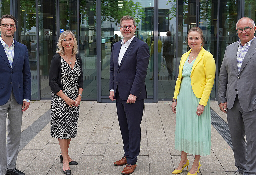 Zuversicht nach einem Geschäftsjahr 2025 mit deutlich verbesserten Ergebnissen (von links): David Matrai (stv. KRH Aufsichtsratsvorsitzender), Barbara Schulte (KRH Geschäftsführerin Finanzen und Infrastruktur), Torben Klant (KRH Aufsichtsratsvorsitzender), Dr. Georgia Borttscheller (KRH Geschäftsführerin Personal) und Dr. Matthias Bracht (KRH Geschäftsführer Medizin).  