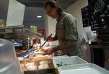 Volker Mehl im Bistro CURA des KRH Klinikum Siloah.