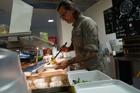 Volker Mehl im Bistro CURA des KRH Klinikum Siloah.