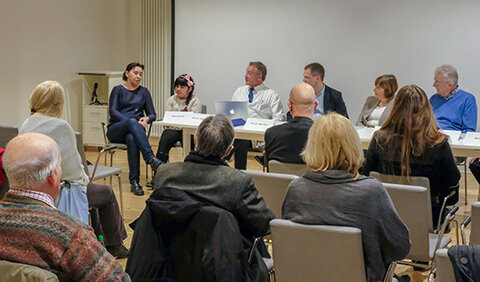 Prof. Brunkhorst (im weißen Kittel) im Gespräch mit der zehnjährigen Hiraya (links) und deren Mutter.
