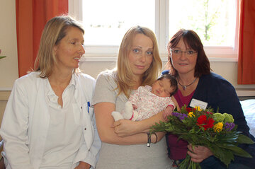 Baby Jonna mit Mutter Fanny Kampehl, Oberärztin Dr. Regine Bungies-Ernst (li.) und leitender Hebamme Sonja Senking