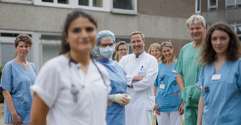 Ein Teil des Teams der Klinik für Orthopädie und Unfallchirurgie steht vor dem KRH Klinikum Großburgwedel
