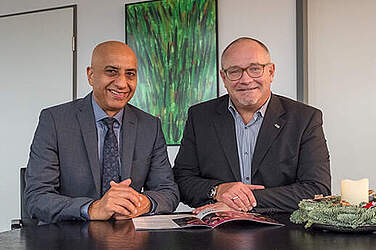 Freuen sich auf die Zusammenarbeit am KRH Klinikum Großburgwedel: Der neue Chefarzt der Klinik für Gynäkologie und Geburtshilfe Dr. Aref Alemi (l.) und Dr. Matthias Bracht, KRH Geschäftsführer Medizin.