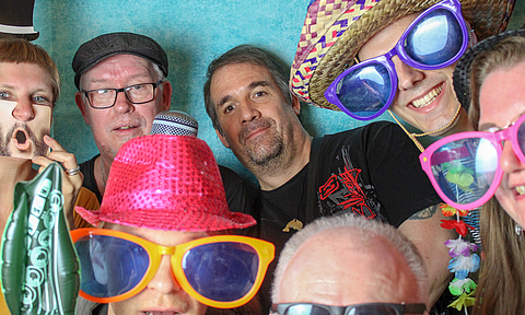 Spaß in der Fotobox beim Sommerfest.